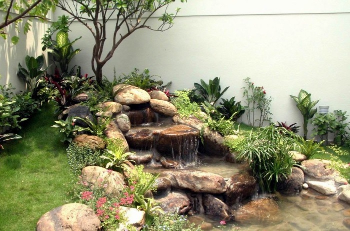 Thác nước thêm sinh động, cuốn hút nhờ đá được trang trí hợp lý